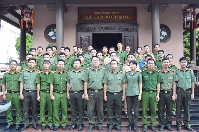 Các đoàn viên tham gia tập huấn, chụp ảnh lưu niệm.