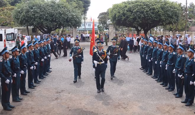 Đội nghi lễ tiến vào bên trong, nơi tổ chức lễ viếng Đại tá Nguyễn Văn Bảy.