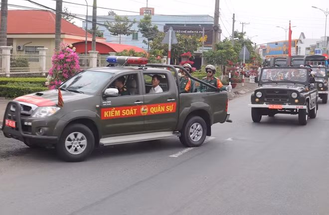 Đoàn xe đưa linh cữu Đại tá Nguyễn Văn Bảy về đến UBND huyện Lai Vung.