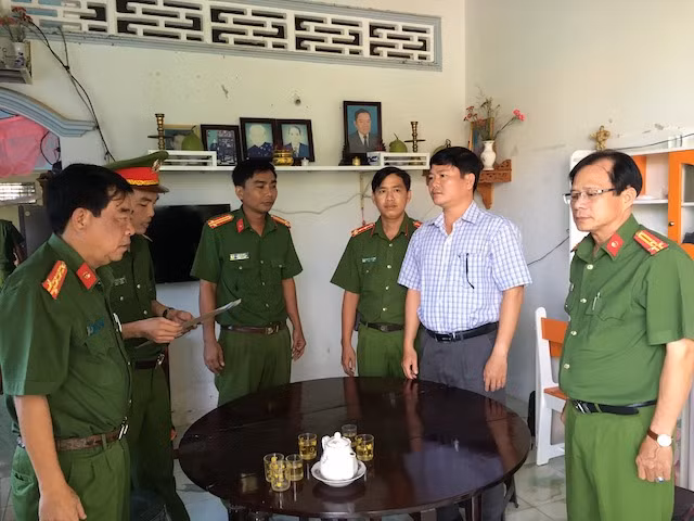 Cơ quan điều tra tống đạt quyết định khởi tố bị can, lệnh bắt tạm giam Trần Trường Sơn, Phó Chủ tịch UBND TP Trà Vinh. Cơ quan điều tra tống đạt quyết định khởi tố bị can, lệnh bắt tạm giam Trần Trường Sơn, Phó Chủ tịch UBND TP Trà Vinh.