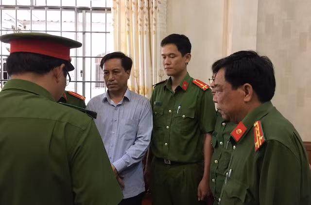 Đại tá Phan Thanh Quân (bên phải) trực tiếp chỉ đạo công tác điều tra, tống đạt quyết định khởi tố bị can, khám xét nơi ở của Diệp Văn Thạnh, nguyên Chủ tịch UBND TP Trà Vinh. Đại tá Phan Thanh Quân (bên phải) trực tiếp chỉ đạo công tác điều tra, tống đạt quyết định khởi tố bị can, khám xét nơi ở của Diệp Văn Thạnh, nguyên Chủ tịch UBND TP Trà Vinh.