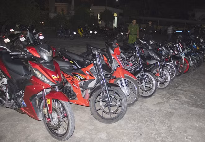 Nhóm thanh niên tụ tập, cổ vũ đua xe bị tạm giữ cùng tang vật.