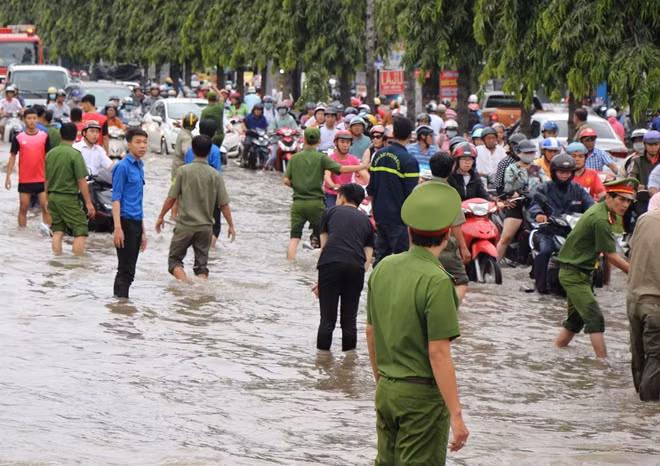 Đường Nguyễn Văn Cừ nối dài được ví như "rốn ngập", mỗi khi triều cường.