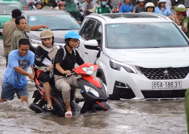 Lực lượng bảo vệ dân phòng, thanh niên tình nguyện tích cực hỗ trợ người dân.