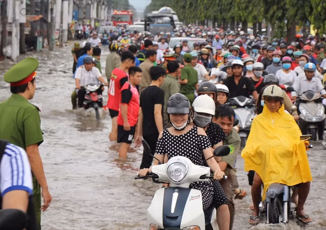 Hàng nghìn phương tiện lưu thông trên đường Nguyễn Văn Cừ nối dài, cán bộ chiến sĩ túc trực hỗ trợ người dân lưu thông được thuận lợi hơn.