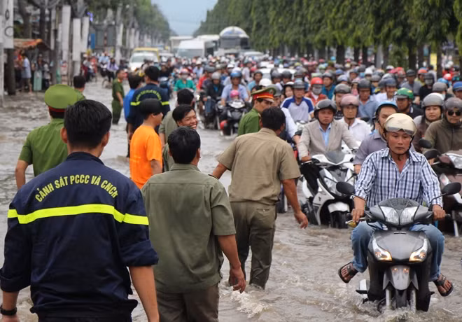 Những ngày qua, cùng với các ngành chức năng ứng phó triều cường, lực lượng Công an TP Cần Thơ trực chiến trên các tuyến đường ngập nước, điều tiết giao thông và hỗ trợ người dân đi lại được thuận lợi hơn, trong đợt triều cường lịch sử.