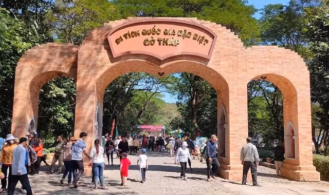 Du khách tham quan lễ hội Gò Tháp.