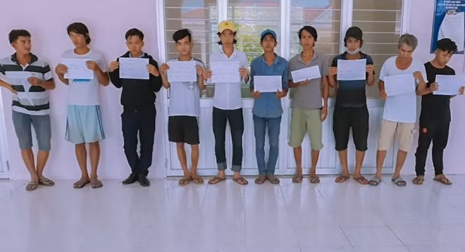 Nhóm 11 thanh niên sử dụng ma tuý.