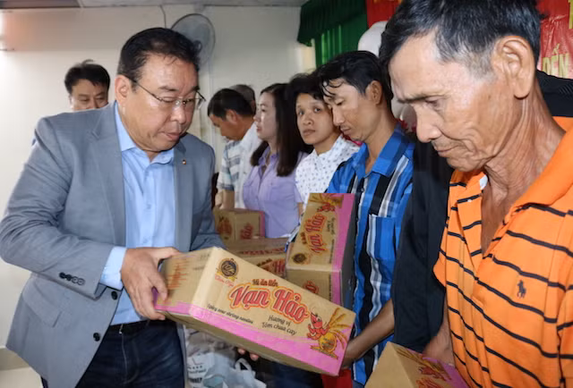 Ông Yang Cheol Soo, Chủ tịch Hội Hàn Kiều tại tỉnh Bà Rịa – Vũng Tàu trao quà cho người dân.