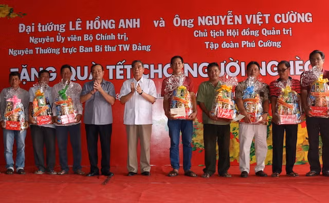 Đồng chí Đại tướng Lê Hồng Anh và ông Phạm Bạch Đằng, Phó Bí thư thường trực Tỉnh uỷ Cà Mau trao quà Tết cho người nghèo xã Tắc Vân.