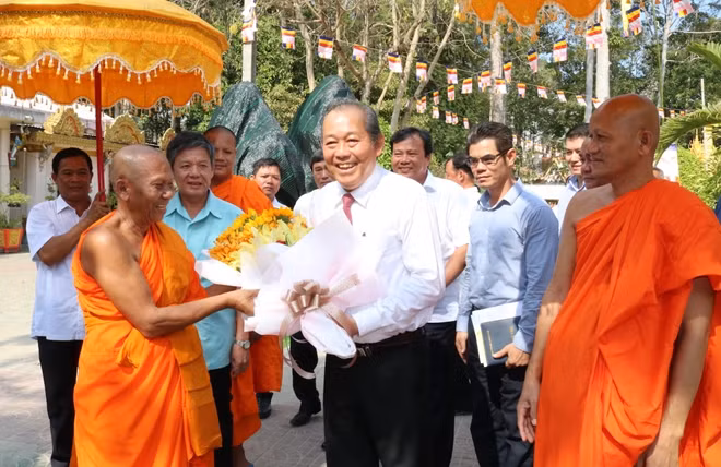 Hoà thượng Thạch Sok-Xane tặng lẵng hoa tươi thắm đến đồng chí Phó Thủ tướng Thường trực Chính phủ.