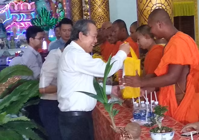 Phó Thủ tướng Thường trực Trương Hòa Bình đến thăm, tặng quà tại tại Chùa Hạnh Phúc Tăng (huyện Vũng Liêm).