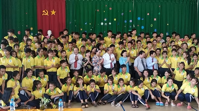 Phó thủ tướng Thường trực Trương Hoà Bình đến thăm và chúc Tết cổ truyền đến quý thầy cô, học sinh Trường Phổ thông Dân tộc nội trú tỉnh Vĩnh Long.