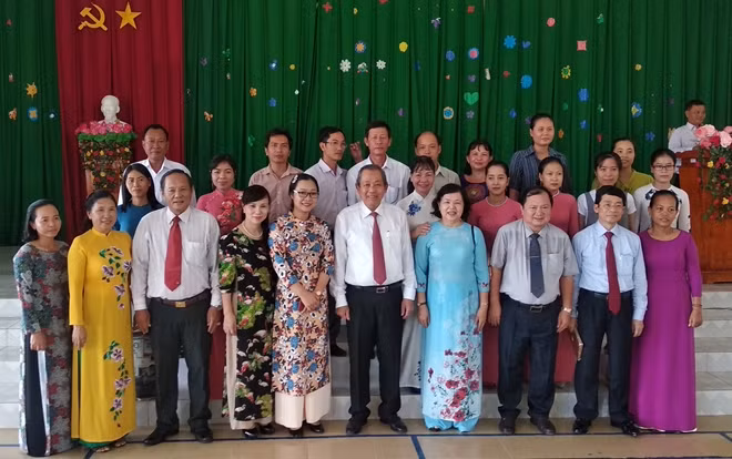 Phó thủ tướng Thường trực Trương Hoà Bình cùng đoàn công tác chụp ảnh lưu niệm cùng lãnh đạo tỉnh Vĩnh Long, các đại biểu và quý thầy cô Trường Phổ thông Dân tộc nội trú tỉnh Vĩnh Long.