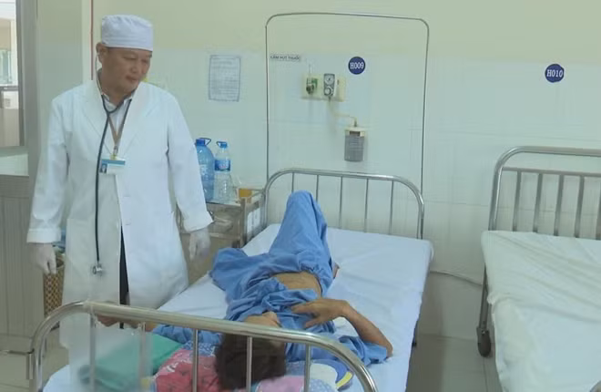 Bác sĩ chăm sóc bệnh nhân tại bệnh viện.
