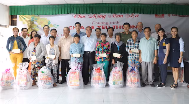 Đại tướng Lê Hồng Anh, nguyên Bộ trưởng Bộ Công an; ông Nguyễn Việt Cường, Chủ tịch HĐQT Tập đoàn Phú Cường, đại diện Báo CAND và cấp uỷ, chính quyền địa phương trao quà Tết cho người dân xã Đông Hoà (huyện An Minh).