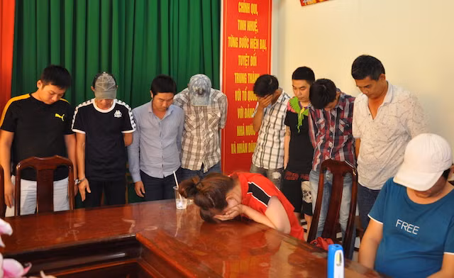 Những người liên quan được đưa về trụ sở Công an. Những người liên quan được đưa về trụ sở Công an.