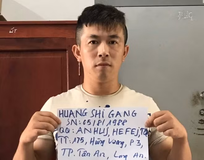 Huang Shigang tại cơ quan điều tra.