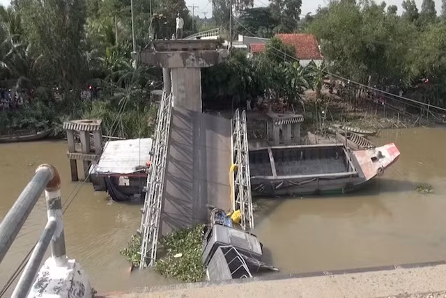 Chiều 31-5, nhịp giữa cầu Tân Nghĩa bất ngờ rơi xuống sông.