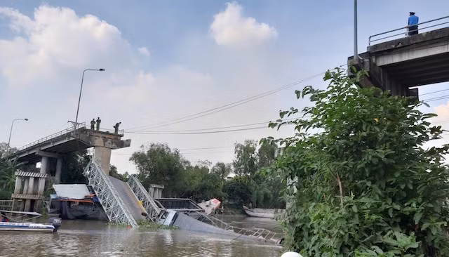 Hiện trường vụ sập cầu. Hiện trường vụ sập cầu.