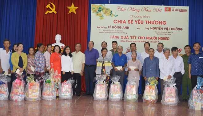 Lãnh đạo tỉnh An Giang, Công an tỉnh An Giang, Huyện uỷ Châu Thành, Tập đoàn Phú Cường và đại diện Báo CAND trao quà cho người dân tại An Giang.