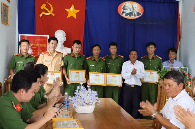 Nhiều tập thể, cá nhân có thành tích xuất sắc trong xây dựng tuyến đường được Chủ tịch UBND xã Thạnh Phú tặng giấy khen.