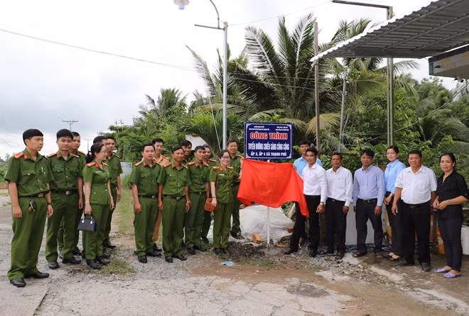 Cụm đoàn CSND - Công an TP Cần Thơ phối hợp với UBND xã Thạnh Phú khánh thành “tuyến đường thắp sáng”.