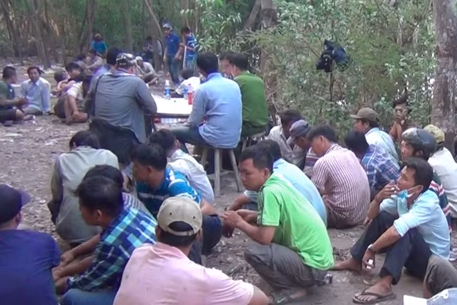 Cảnh sát nổ súng trấn áp, khống chế 88 người.