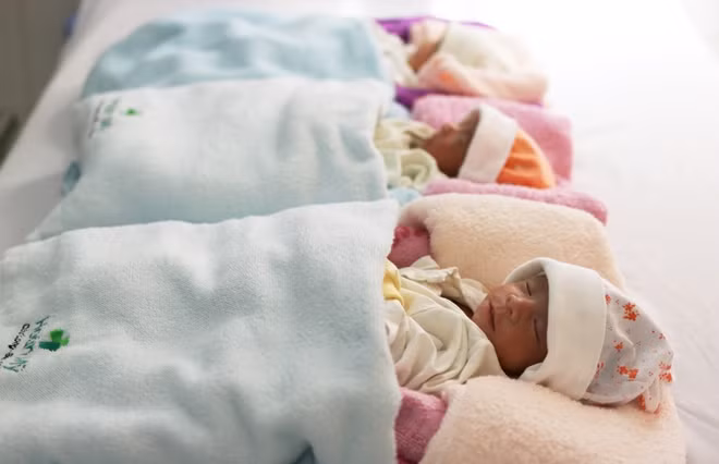 Ba đứa trẻ được cho xuất viện, khỏe mạnh.
