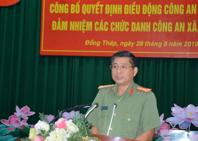 Đại tá Nguyễn Văn Hiểu, Giám đốc Công an tỉnh Đồng Tháp động viên, yêu cầu các đồng chí nhận nhiệm vụ mới thực hiện tốt nhiệm vụ được giao.