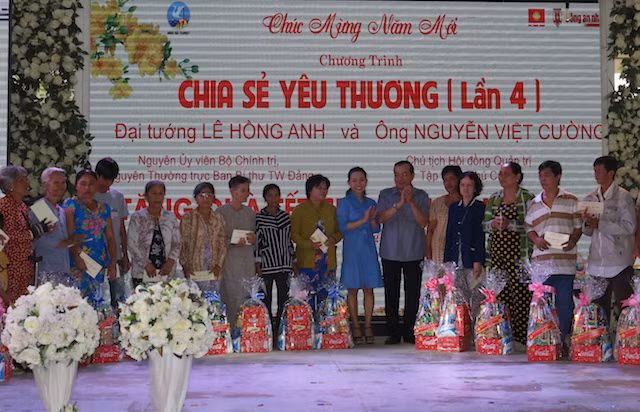 Bà Nguyễn Thị Ngọc Mai, Chủ tịch HĐQT Công ty CP Du lịch – Dịch vụ Minh Hải cùng đồng chí Phạm Bạch Đằng, Phó Bí thư Thường trực Tỉnh uỷ Cà Mau trao quà Tết cho người TP Cà Mau.