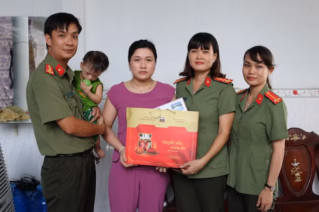 Chi đoàn, Hội phụ nữ phòng Hậu cần tặng quà cho gia đình bà Loan. Chi đoàn, Hội phụ nữ phòng Hậu cần tặng quà cho gia đình bà Loan.
