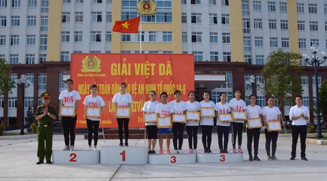 Ban tổ chức trao giải cho các vận động viên.