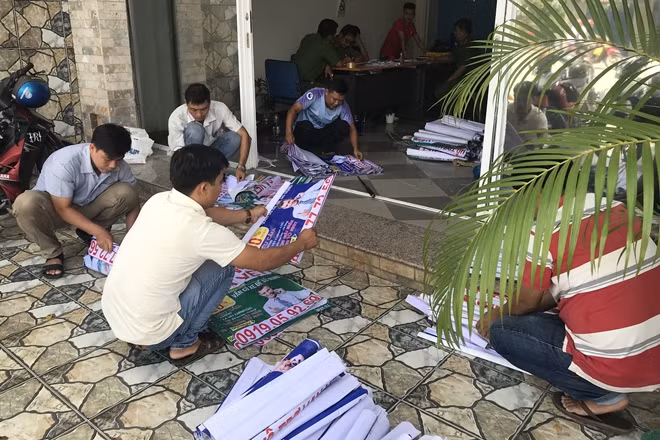 Lực lượng kiểm tra, thu giữ 10.000 tờ quảng cáo “hỗ trợ vay vốn bằng cà vẹt” và nhiều vật dụng khác.