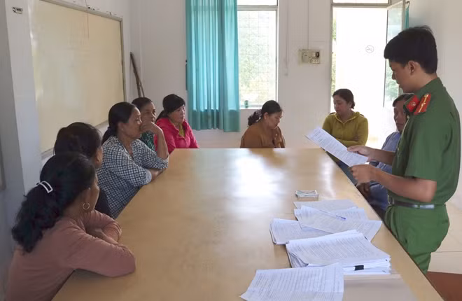 Công an huyện Trà Cú tống đạt quyết định xử phạt hành chính.