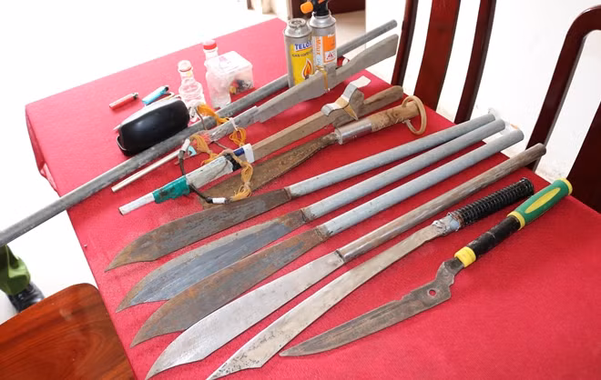 Công an làm việc với các 3 thanh niên và tang vật thu giữ.