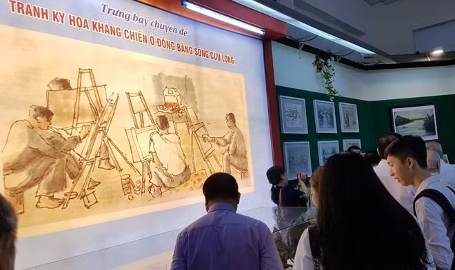 Khách tham quan triển lãm.