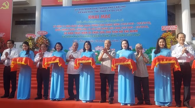 Các đồng chí lãnh đạo Thành ủy, UBND TP Cần Thơ cùng đại biểu cắt băng khai mạc triển lãm.