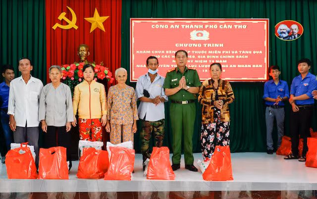 Đại tá Trần Đức Đình, Phó Giám đốc Công an TP Cần Thơ trao quà cho các gia đình chính sách.