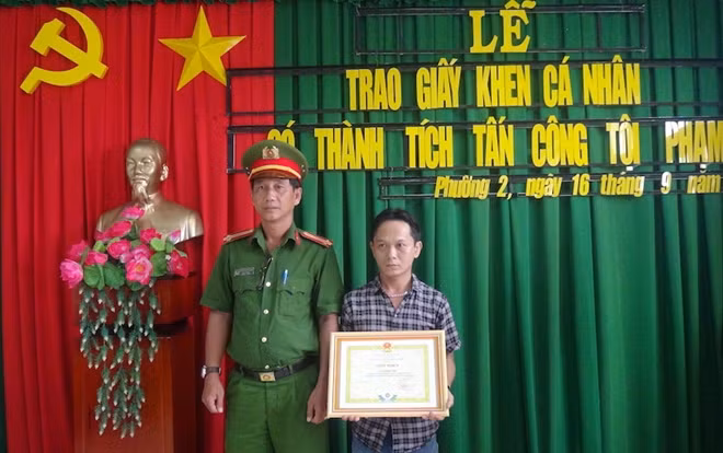 Công an TP Sa Đéc trao giấy khen của UBND cho anh Võ Quốc Việt.