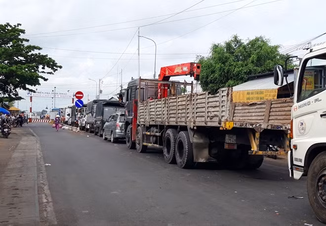 Giao thông qua quà Đình Khao bị dồn ứ.