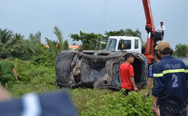 Chiếc ôtô bị hư hỏng nặng.