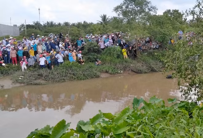 Khu vực phát hiện ôtô chìm dưới nước.
