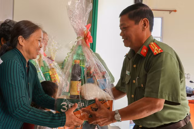Thượng tá Trần Thanh Sơn, Phó Trưởng phòng Tổ chức cán bộ Công an TP Cần Thơ trao tặng quà cho các gia đình.