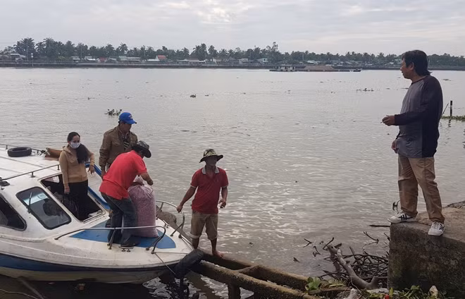 Những ngày bến tàu ngưng hoạt động, tàu cao tốc phải đón, trả khách dưới chân cầu Hưng Lợi.