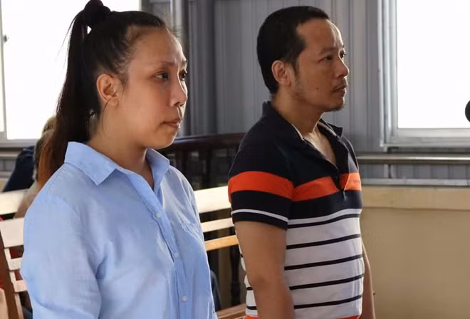 Bị cáo Uyển và Hà tại phiên toà.