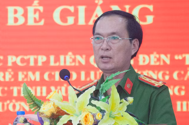 Đại tá Bùi Trọng Thế, Phó Giám đốc Công an TP Cần Thơ phát biểu tại lễ bế giảng.