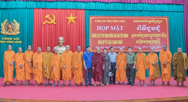 Thượng tá Nguyễn Thanh Bình, Phó giám đốc Công an tỉnh Vĩnh Long tặng quà và chụp ảnh lưu niệm cùng các vị chức sắc, sư sãi, người có uy tín, cán bộ người Khmer.