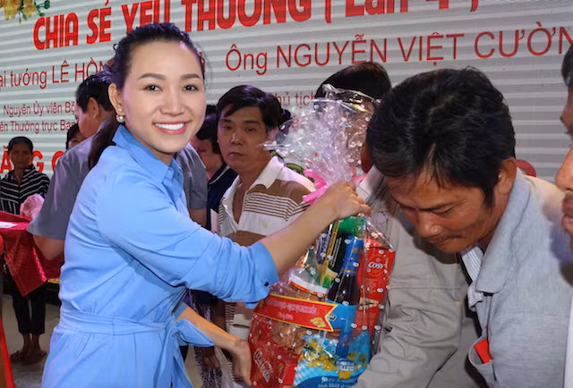 Bà Nguyễn Thị Ngọc Mai, Chủ tịch HĐQT Công ty CP Du lịch – Dịch vụ Minh Hải, doanh nghiệp thành viên của Tập đoàn Phú Cường, trao quà cho người nghèo ở TP Cà Mau.