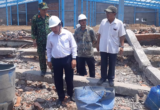 Bí thư Tỉnh uỷ Vĩnh Long Trần Văn Rón chỉ đạo tại hiện trường.